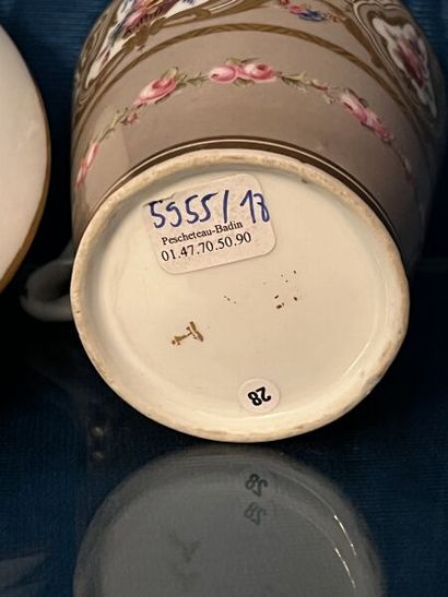 SÈVRES.
Gobelet enfoncé et sa soucoupe en...