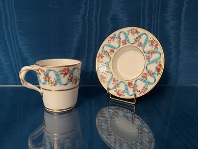 SÈVRES.
Gobelet enfoncé et sa soucoupe en...