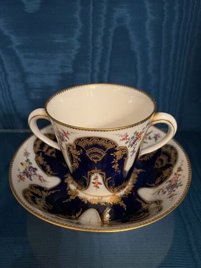 SÈVRES.
Tasse à chocolat et sa soucoupe en...