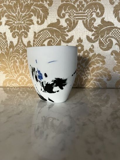 Karin BABLOK (née en 1964). 
Vase en porcelaine...