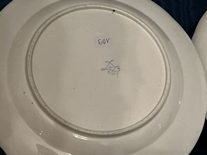 SÈVRES.
Suite de trois assiettes à bords...