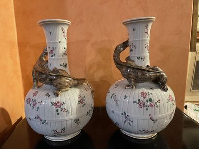 PARIS (Samson). 
Pair of porcelain vase-bottles...