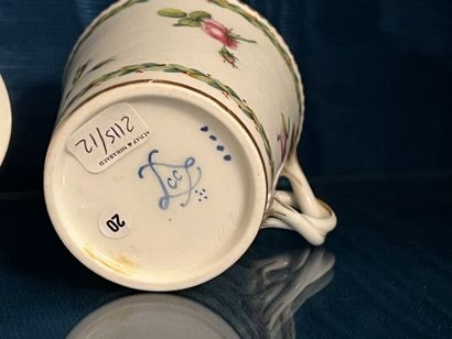 SÈVRES.
Gobelet enfoncé et sa soucoupe en...