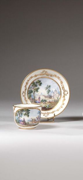 SÈVRES.
Gobelet Bouillard et sa soucoupe...