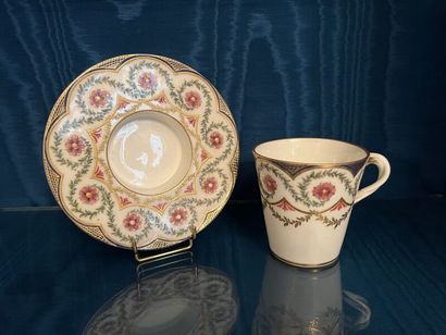 SÈVRES.
Gobelet enfoncé et sa soucoupe en...