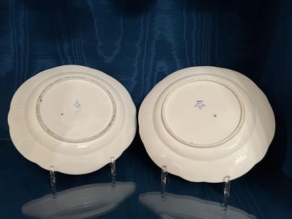 SÈVRES.
Paire d'assiettes à bords contournés...