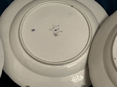 SÈVRES.
Suite de trois assiettes à bords...