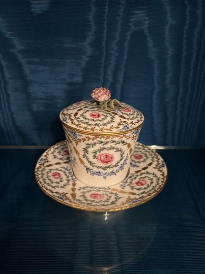 SÈVRES.
Gobelet enfoncé couvert et sa soucoupe...