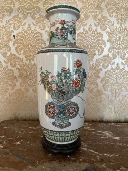 CHINA.
Porcelain baluster vase with polychrome...