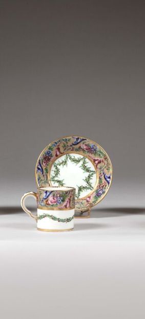 SÈVRES. 
Petite tasse litron et sa sous-tasse...