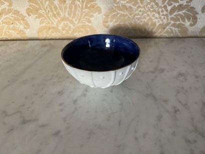 École contemporaine. 
Petite coupe en porcelaine...