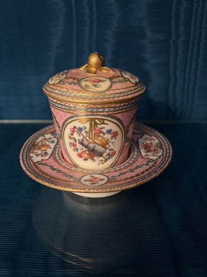 SÈVRES.
Gobelet enfoncé couvert et sa soucoupe...
