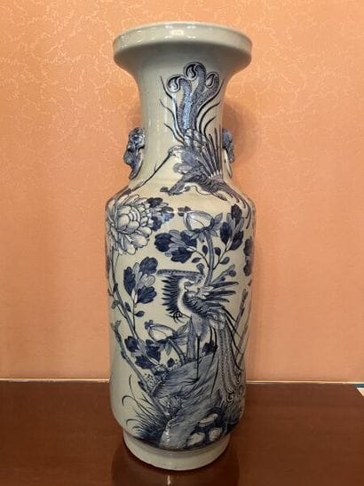CHINA.
Porcelain baluster vase decorated...