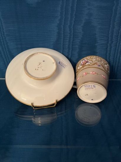 SÈVRES.
Gobelet enfoncé et sa soucoupe en...