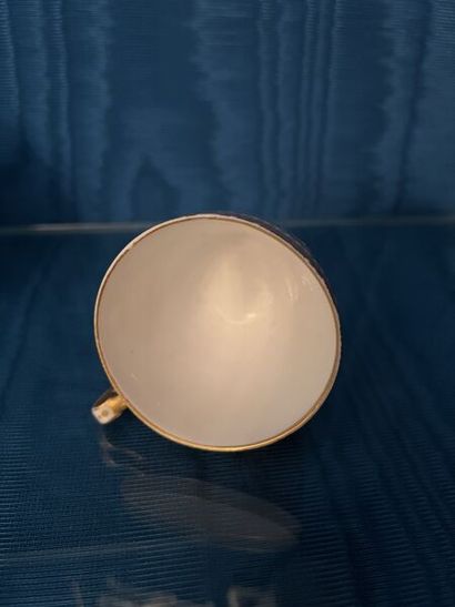 SÈVRES.
Tasse à « anse Boizot » et sa sous-tasse...