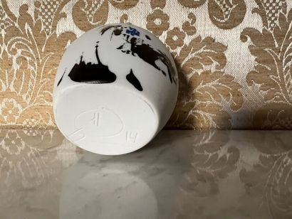 Karin BABLOK (née en 1964). 
Vase en porcelaine...