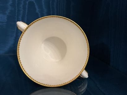 SÈVRES.
Tasse à chocolat et sa soucoupe en...
