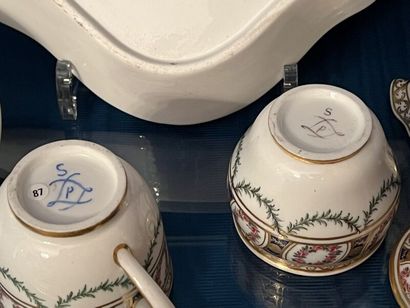 SÈVRES.
Service égoïste en porcelaine comprenant...