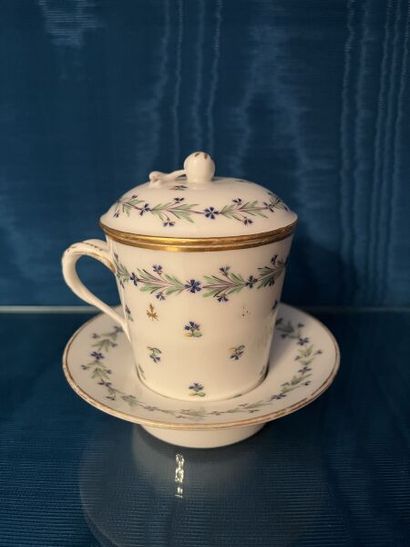 PARIS (Manufacture de la Reine, rue de Thiroux).
Porcelain...