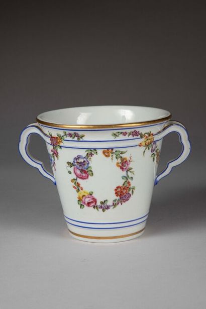 SÈVRES.
Gobelet à lait en porcelaine à décor...