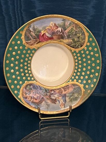 SÈVRES.
Gobelet enfoncé et sa soucoupe en...