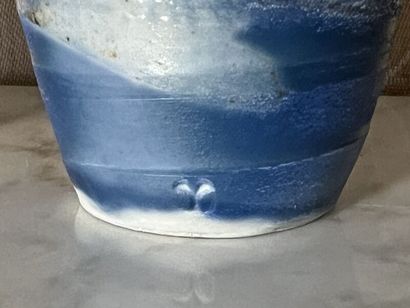 École contemporaine. 
Deux vases en céramique...