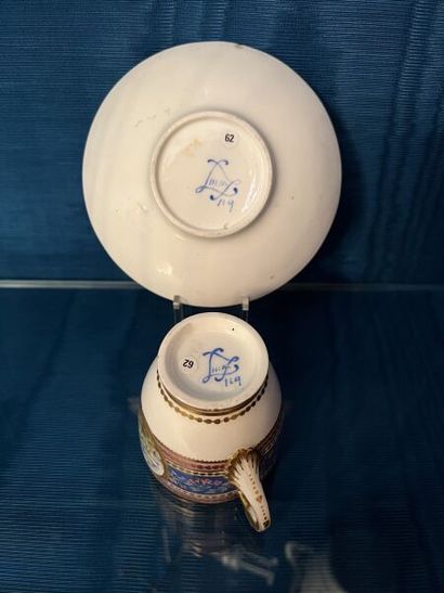 SÈVRES.
Tasse à « anse Boizot » et sa sous-tasse...