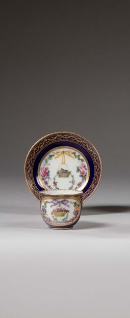 SÈVRES.
Petite tasse et sa sous-tasse en...
