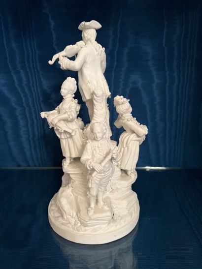 MENNECY.
Rotating group in soft porcelain...
