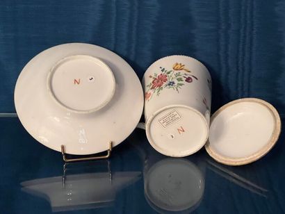 PARIS (Nast). 
Porcelain trembleuse covered...