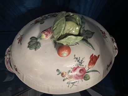LUDWIGSBURG. 
Large covered porcelain tureen...