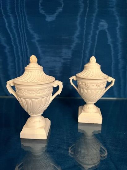 MENNECY.
Pair of small covered godronné urns...