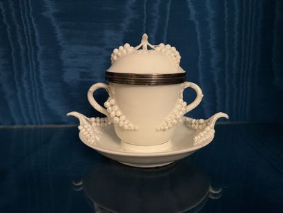SAINT-CLOUD.
White enameled soft-paste porcelain...