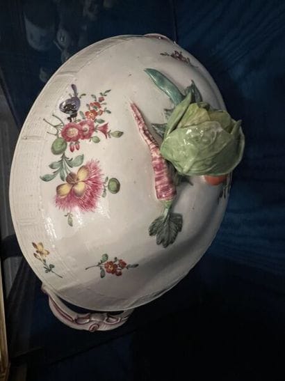 LUDWIGSBURG. 
Large covered porcelain tureen...