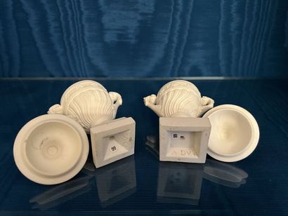 MENNECY.
Pair of small covered godronné urns...