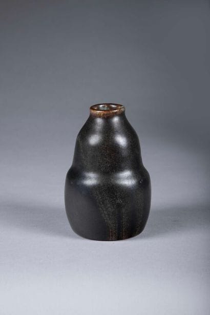 JAPAN.
Stoneware coloquint tea powder box...