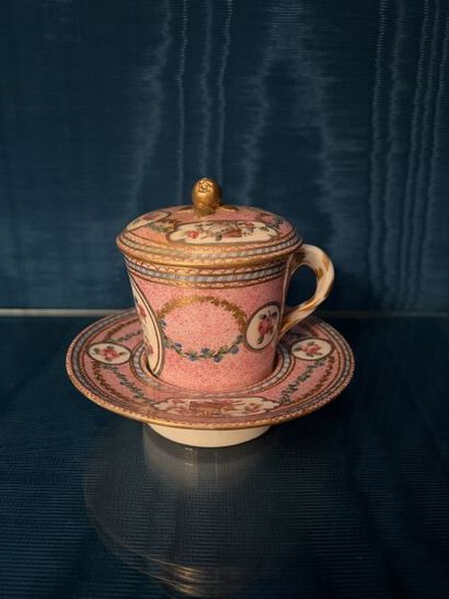 SÈVRES.
Gobelet enfoncé couvert et sa soucoupe...