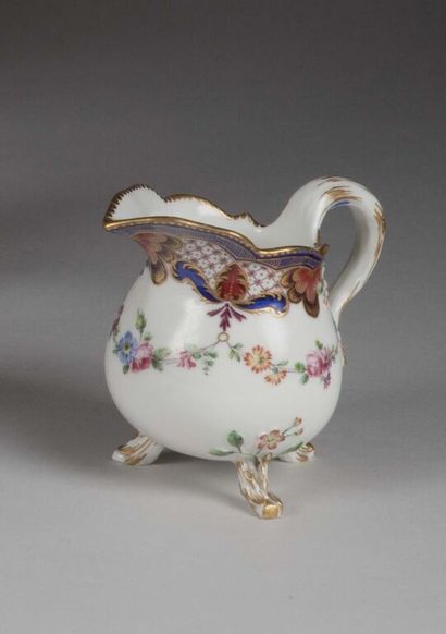SÈVRES.
Pot à lait tripode en porcelaine...