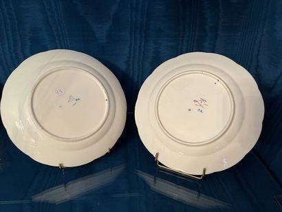 SÈVRES.
Suite de quatre assiettes à bords...