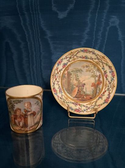SÈVRES.
Tasse litron et sa sous-tasse en...