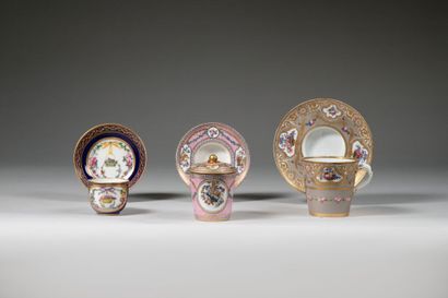 SÈVRES.
Gobelet enfoncé et sa soucoupe en...