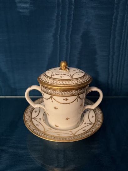 BORDEAUX (Manufacture de Verneuilh et Vanier).
Porcelain...