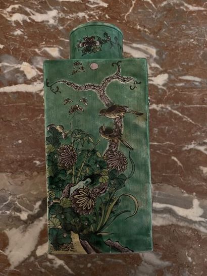 CHINA.
Cong vase in polychrome enameled cookie...