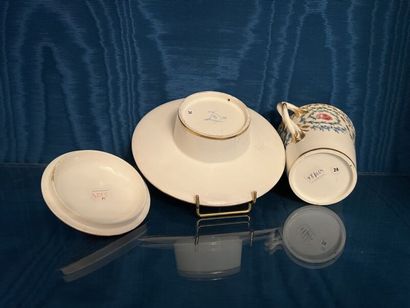 SÈVRES.
Gobelet enfoncé couvert et sa soucoupe...