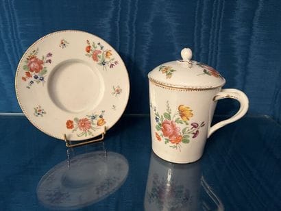 PARIS (Nast). 
Porcelain trembleuse covered...