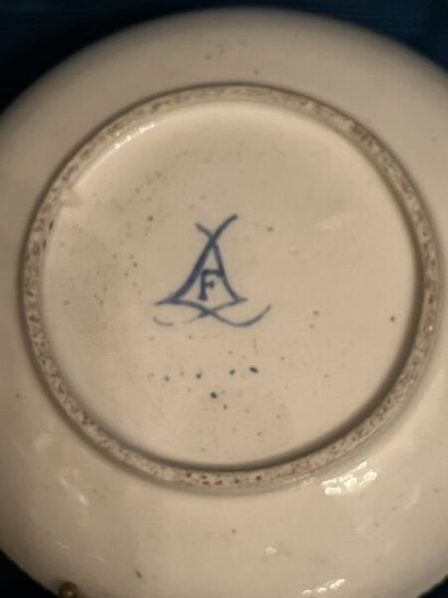 SÈVRES.
Gobelet Bouillard et sa soucoupe...