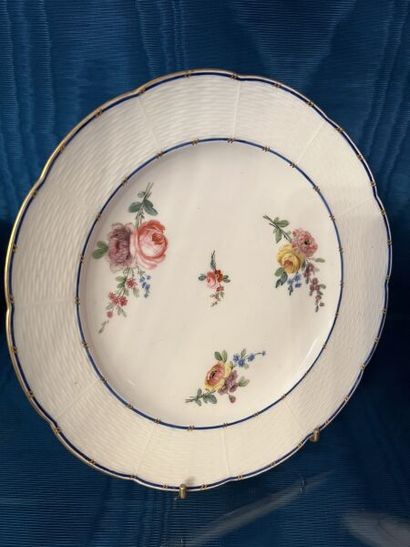 SÈVRES.
Suite de quatre assiettes à bords...