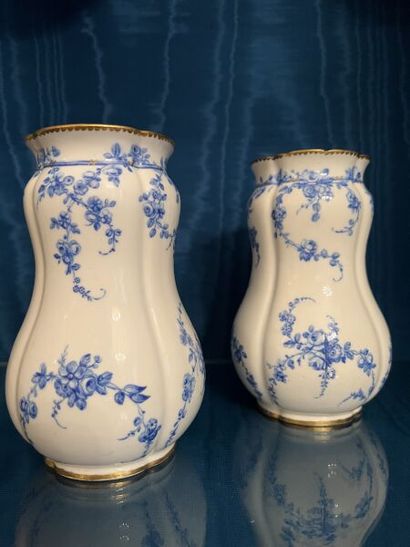 SÈVRES.
Paire de vases Indiens en porcelaine...