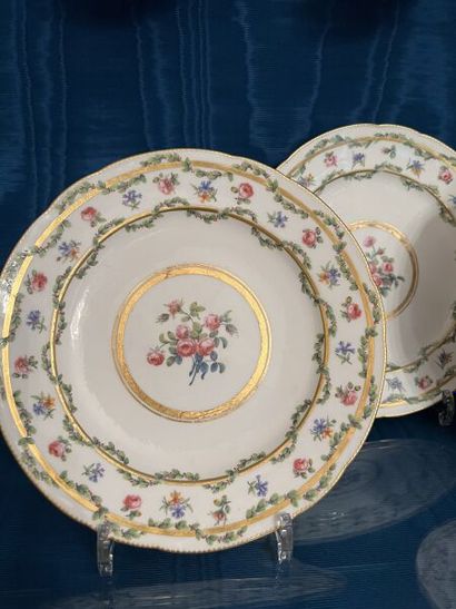 SÈVRES.
Suite de trois assiettes à bords...