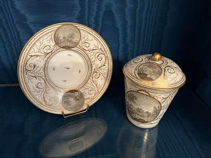 PARIS (Manufacture du Comte de Provence).
Porcelain...